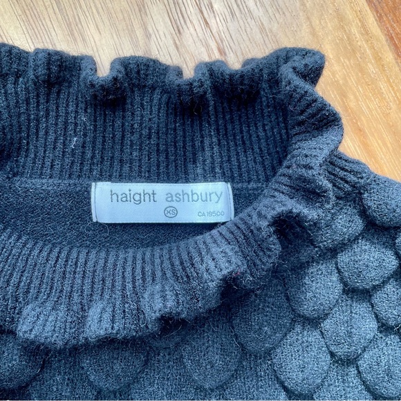 Haight Ashbury XS Cropped 3D Scallop Sweater Black - Picture 4 of 8